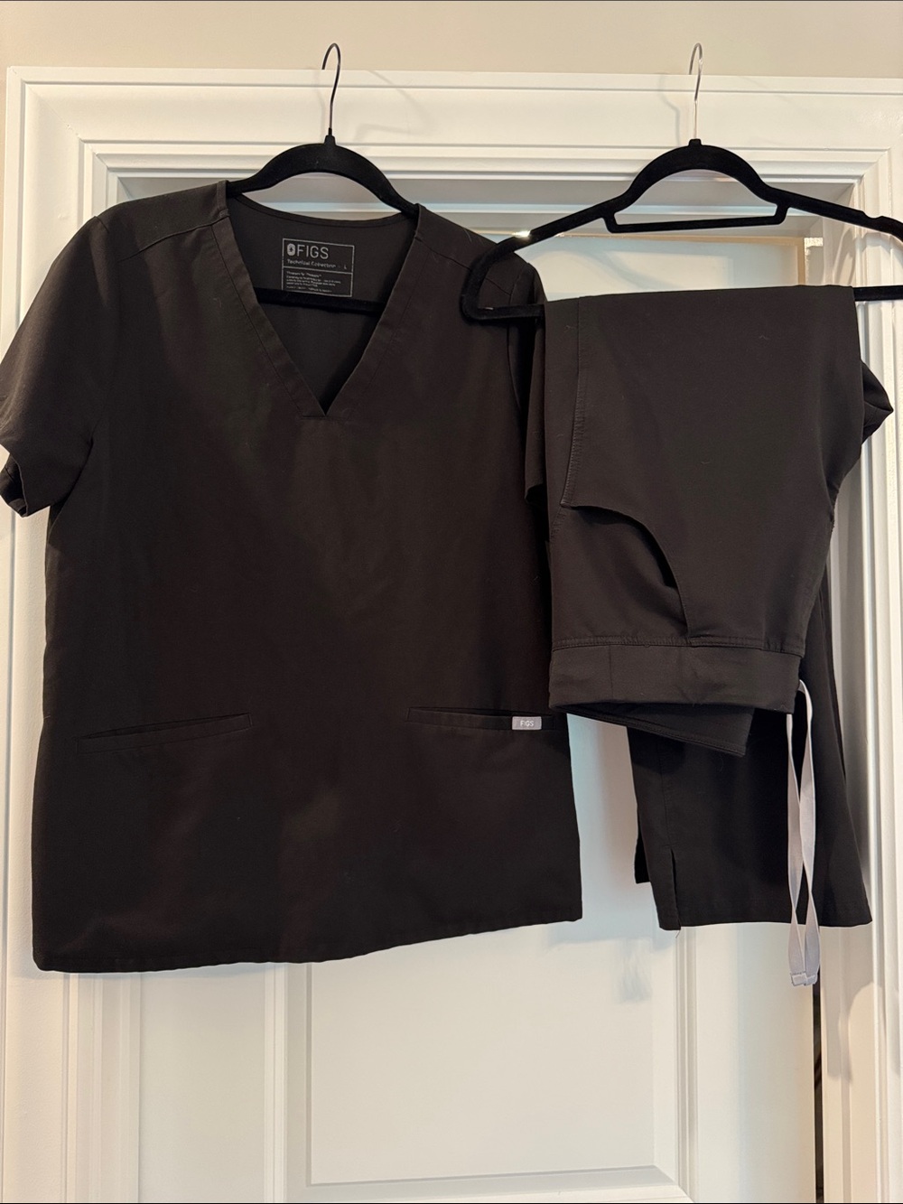 Figs Women's Black Straight Pants & V-Neck Top